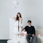 Ảnh chụp gia đình gồm bố, mẹ và em bé với phong cách Hàn Quốc nhẹ nhàng trong studio.