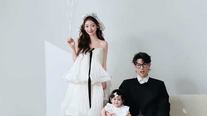 Ảnh chụp gia đình gồm bố, mẹ và em bé với phong cách Hàn Quốc nhẹ nhàng trong studio.