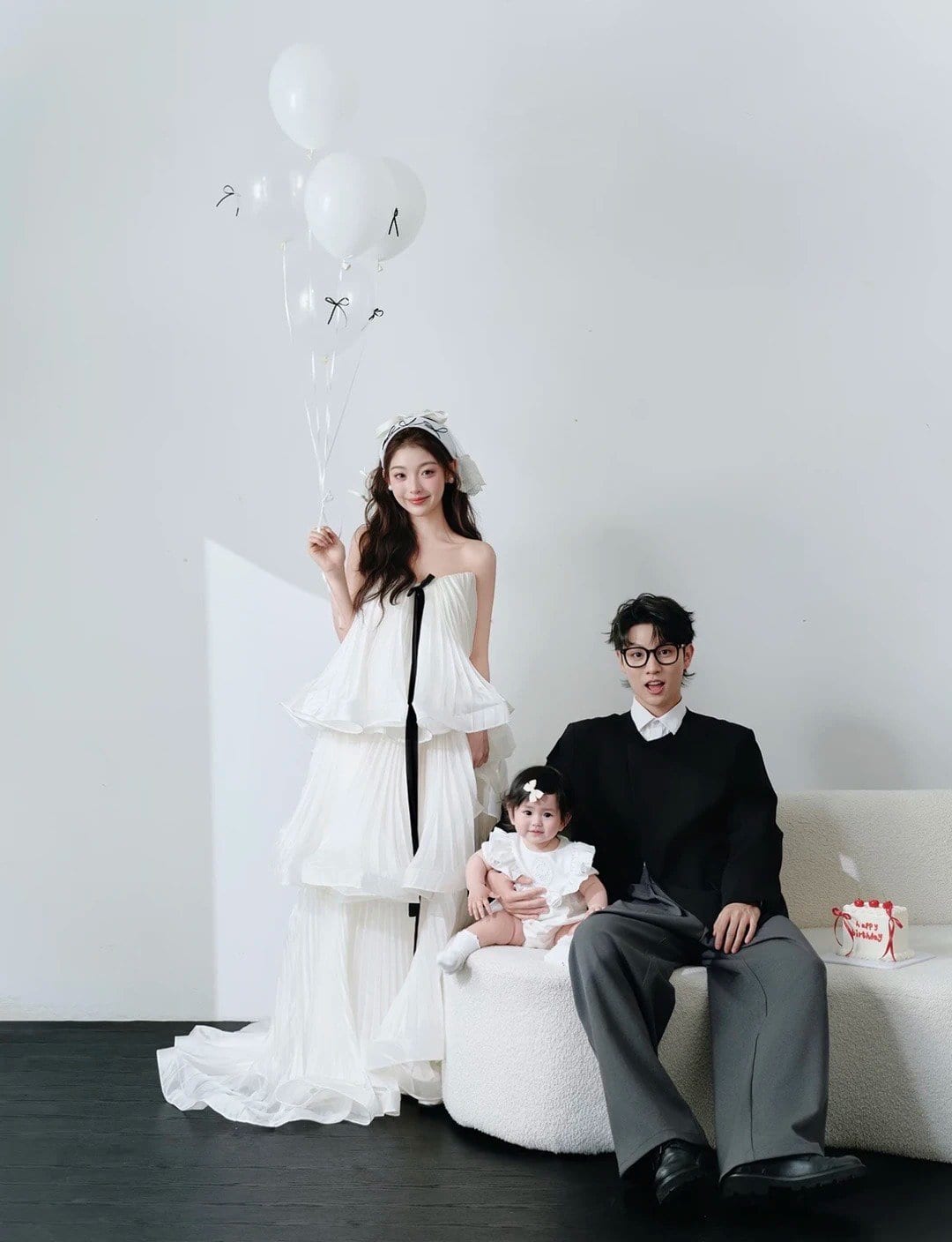 Cặp đôi trẻ cười rạng rỡ trong khung hình cưới tự nhiên tại Khói Studio TP Vinh.