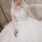 Cô dâu xinh đẹp trong bộ váy cưới ren trắng sang trọng cùng khăn voan tinh khôi.
