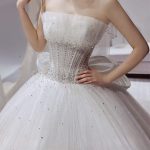Cô dâu diện bộ váy cưới đính đá lấp lánh đầy sang trọng trong studio.