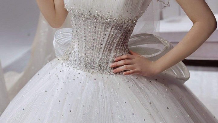 Cô dâu diện bộ váy cưới đính đá lấp lánh đầy sang trọng trong studio.