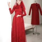Cô dâu mặc áo dài đỏ truyền thống kết hợp khăn voan sang trọng trong studio.