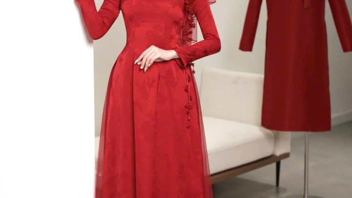 Cô dâu mặc áo dài đỏ truyền thống kết hợp khăn voan sang trọng trong studio.