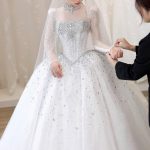 Cô dâu xinh đẹp diện bộ váy cưới đính đá lộng lẫy và sang trọng trong studio.