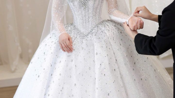 Cô dâu xinh đẹp diện bộ váy cưới đính đá lộng lẫy và sang trọng trong studio.