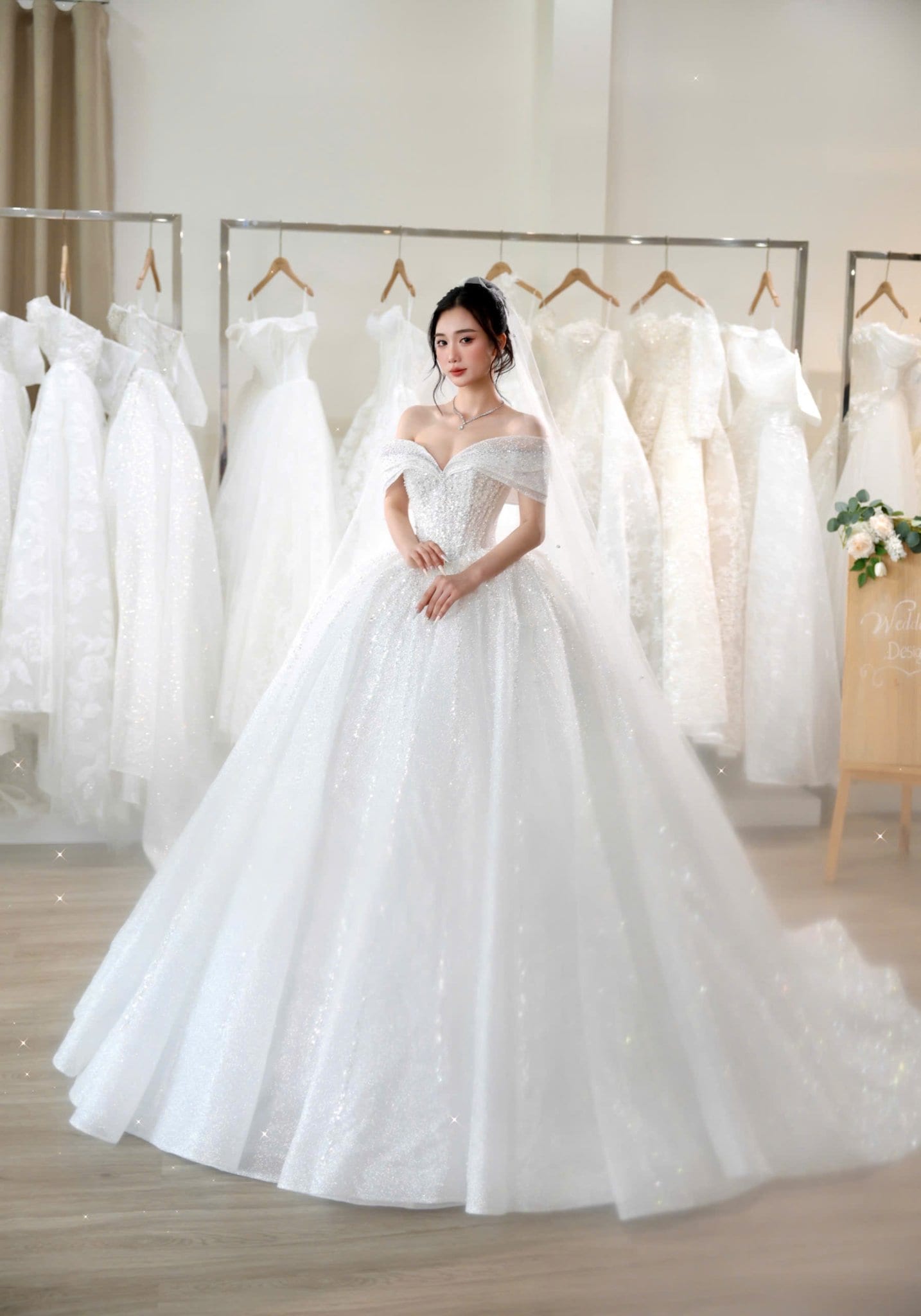 Cặp đôi trẻ đang chuẩn bị phòng cưới và chụp ảnh cưới tại Khói Studio TP Vinh