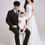 Ảnh chụp gia đình gồm bố, mẹ và em bé với phong cách thanh lịch tại studio.
