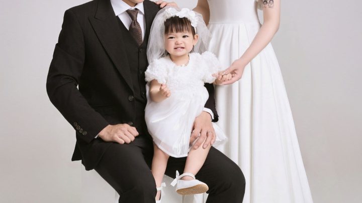 Ảnh chụp gia đình gồm bố, mẹ và em bé với phong cách thanh lịch tại studio.