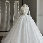 Một chiếc váy cưới màu trắng lộng lẫy phong cách sang trọng được trưng bày trong studio.