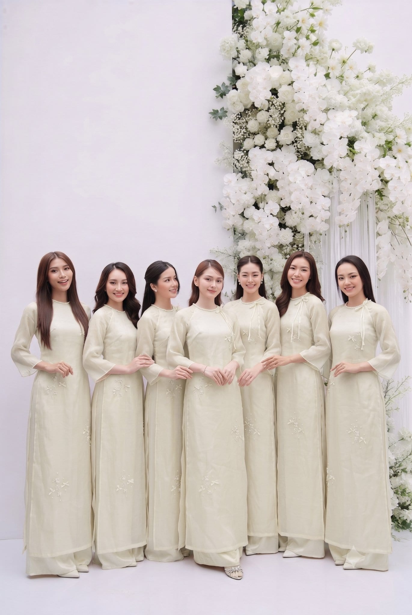 Nhiếp ảnh gia Khói Studio đang chụp phóng sự cưới cảm xúc tại nhà cô dâu ở TP Vinh