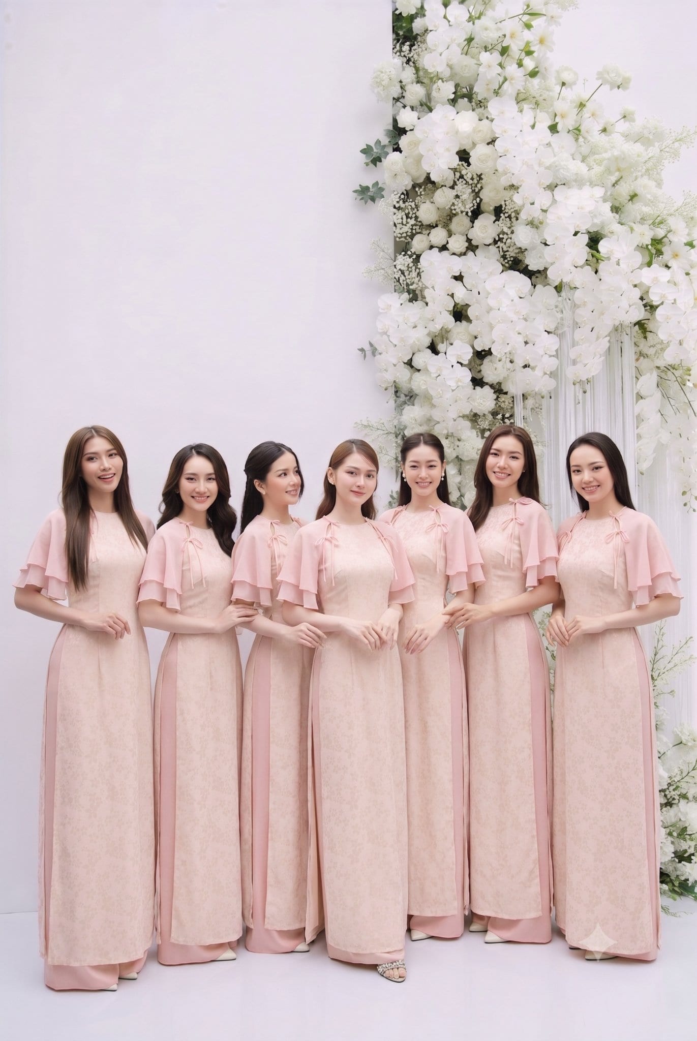 Cặp đôi trẻ đang xem album ảnh cưới tại Khói Studio 79 Phùng Chí Kiên TP Vinh
