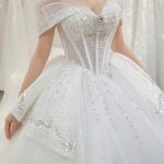 Một cô dâu xinh đẹp trong bộ váy cưới đính đá lấp lánh và sang trọng.