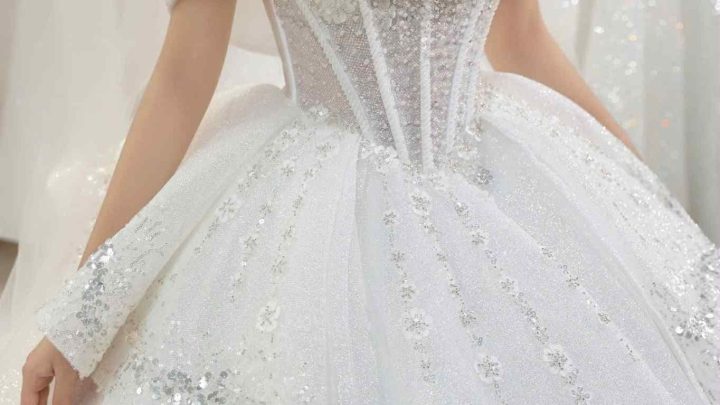 Một cô dâu xinh đẹp trong bộ váy cưới đính đá lấp lánh và sang trọng.