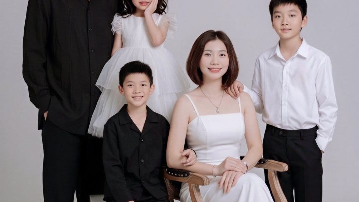 Ảnh chụp gia đình với phong cách hiện đại, thanh lịch trên nền studio trắng.