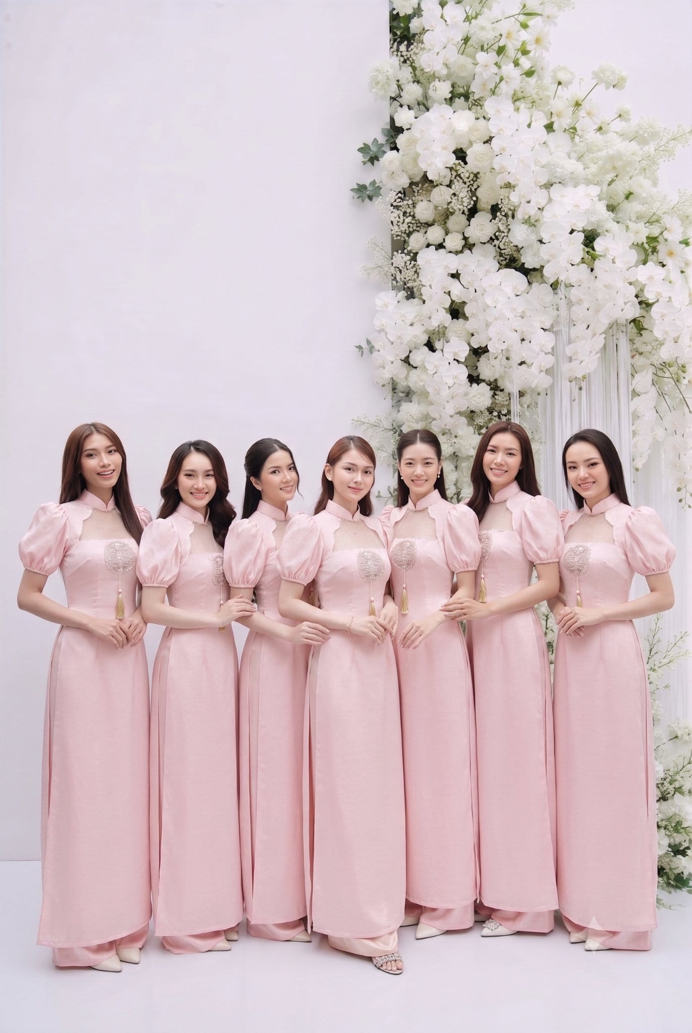 Cặp đôi nắm tay nhau cười tươi trong album chụp ảnh cưới ở Hà Tĩnh thực hiện bởi Khói Studio