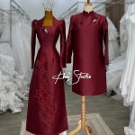 Hai mẫu áo dài ăn hỏi màu đỏ sang trọng được trưng bày trên manequin tại studio.