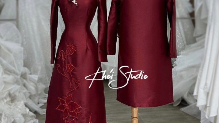 Hai mẫu áo dài ăn hỏi màu đỏ sang trọng được trưng bày trên manequin tại studio.