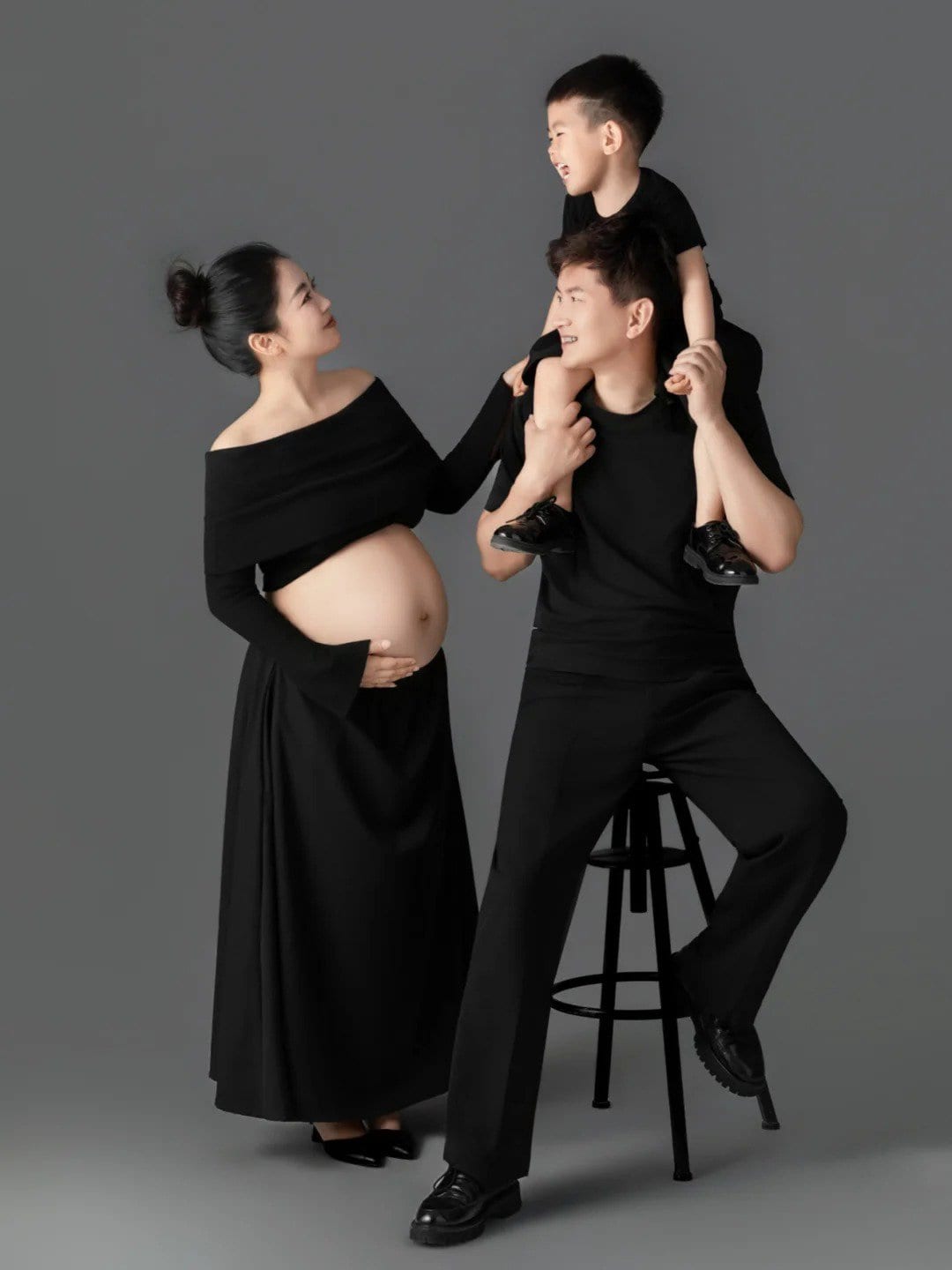 Cặp đôi trẻ đang chuẩn bị phòng cưới và chụp ảnh cưới tại Khói Studio TP Vinh