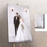 Bức ảnh cưới lớn được trưng bày trên giá đỡ với phong cách Hàn Quốc sang trọng.