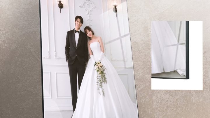 Bức ảnh cưới lớn được trưng bày trên giá đỡ với phong cách Hàn Quốc sang trọng.