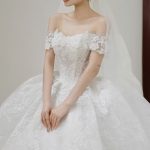 Cô dâu xinh đẹp trong bộ váy cưới trắng tinh khôi theo phong cách Hàn Quốc sang trọng.