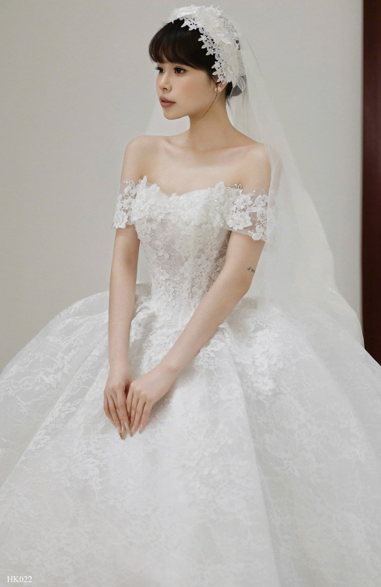 Cặp đôi trẻ nắm tay nhau cười tươi trong bộ ảnh cưới thực hiện tại Vinh bởi Khói Studio