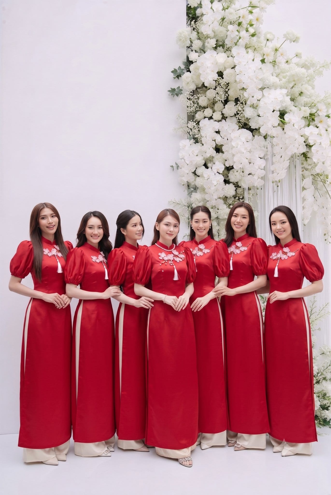 Cặp đôi nắm tay nhau cười tự nhiên trong buổi chụp ảnh cưới đơn giản tại Nghệ An