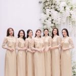 Nhóm các cô gái mặc áo dài màu champagne thanh lịch trong studio.