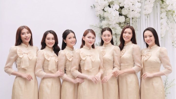 Nhóm các cô gái mặc áo dài màu champagne thanh lịch trong studio.