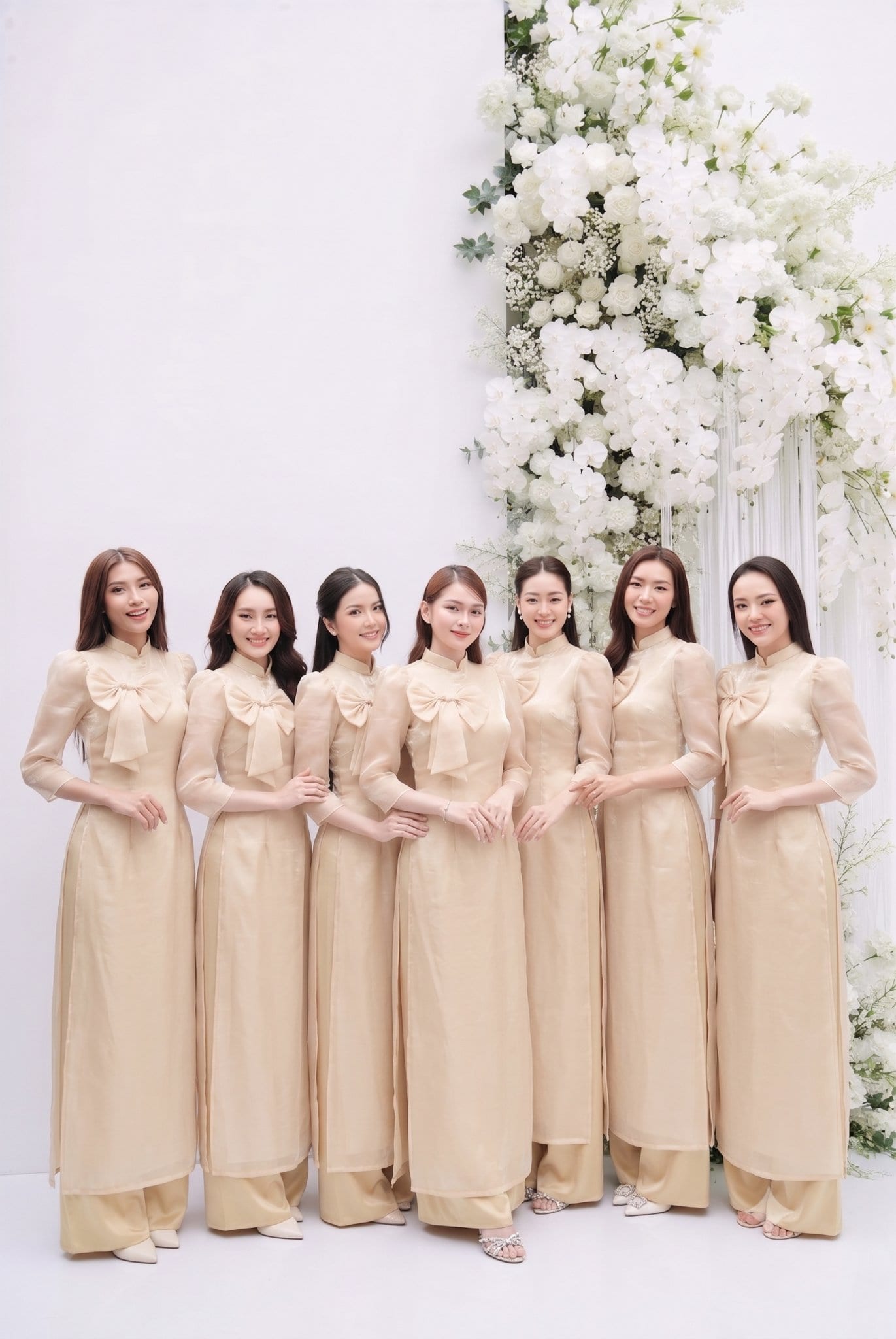 Khoảnh khắc hạnh phúc trong lễ cưới lãng mạn tại Pháp của cặp đôi nổi tiếng.