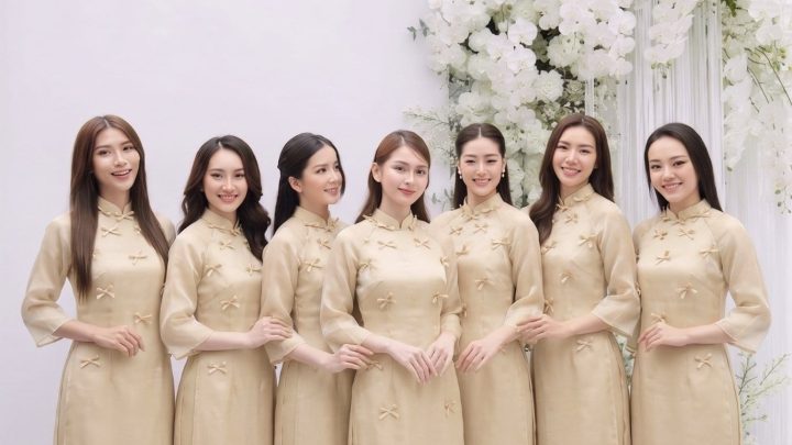 Nhóm các cô gái mặc áo dài màu champagne thanh lịch trong studio.