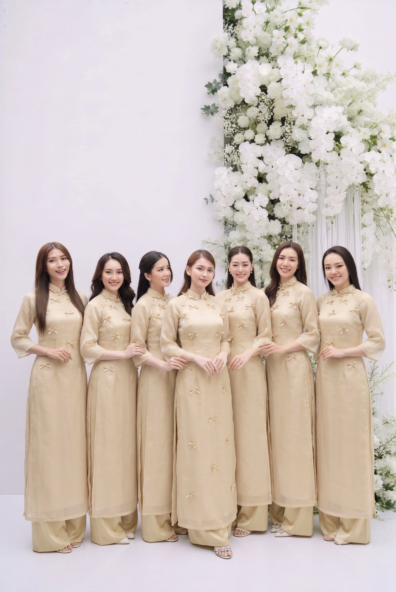 Cặp đôi trẻ đang xem album ảnh cưới tại studio Khói Studio TP Vinh Nghệ An