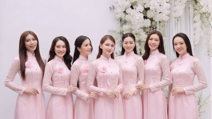 Nhóm các cô gái mặc áo dài hồng pastel chụp ảnh tại studio với concept hoa trắng.