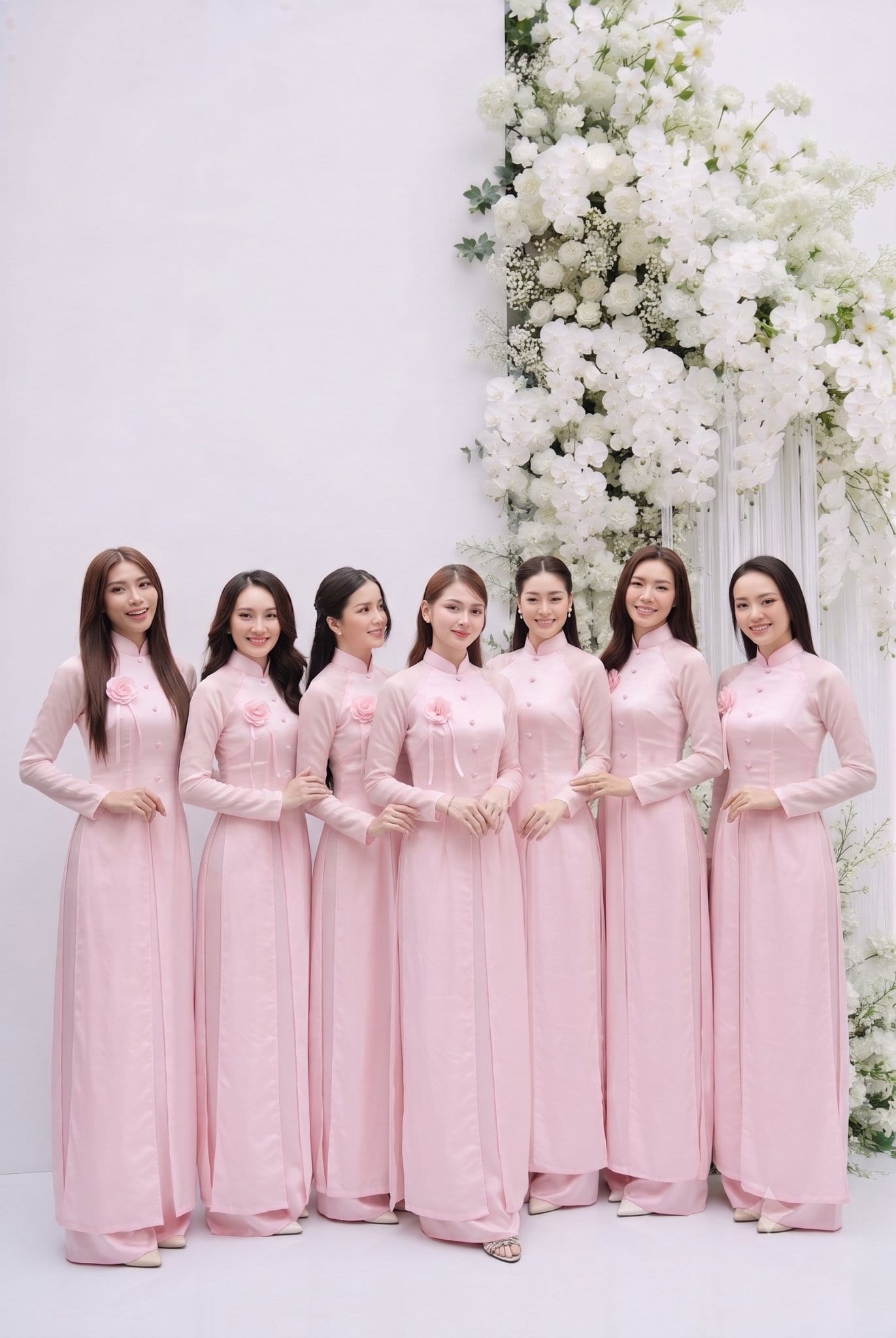 Cặp đôi trẻ đang xem album ảnh cưới tại studio Khói Studio ở TP Vinh Nghệ An