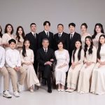Ảnh chụp gia đình nhiều thế hệ với trang phục tông màu trắng và kem thanh lịch trong studio.