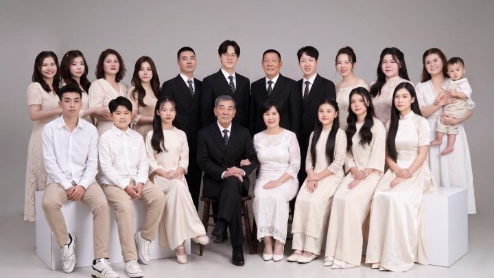 Ảnh chụp gia đình nhiều thế hệ với trang phục tông màu trắng và kem thanh lịch trong studio.