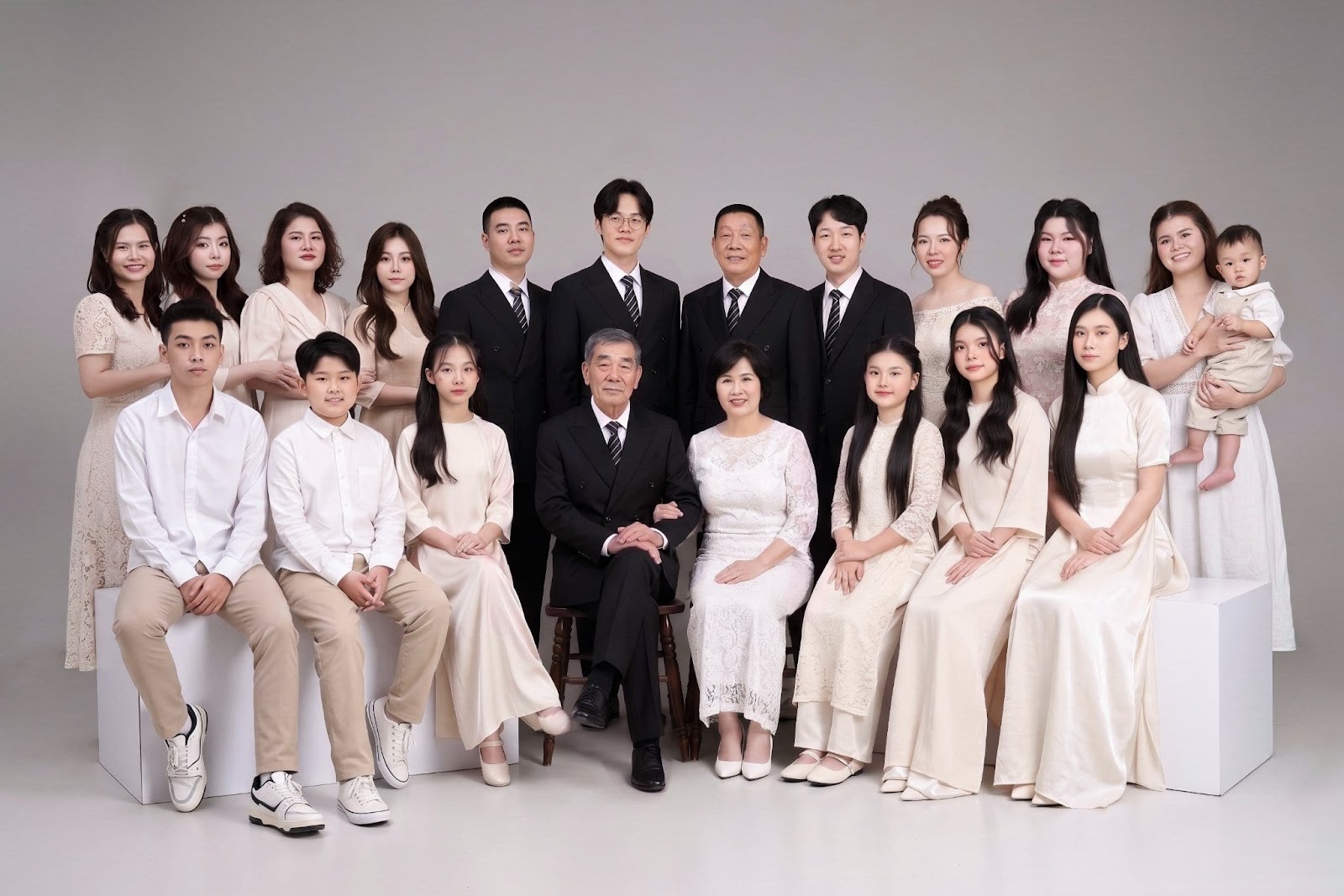 Cặp đôi trẻ đang xem album ảnh cưới tại studio Khói Studio ở TP Vinh Nghệ An