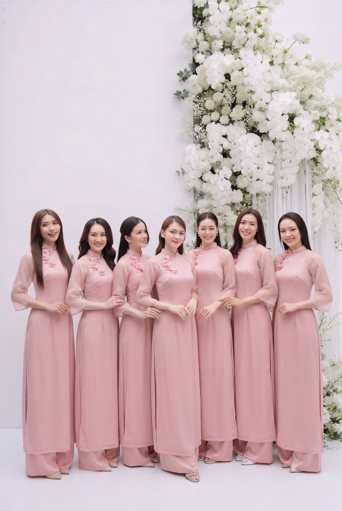 Mẫu trang trí bàn thờ gia tiên ngày cưới ấm cúng và chỉn chu do Khói Studio ghi lại tại Nghệ An.