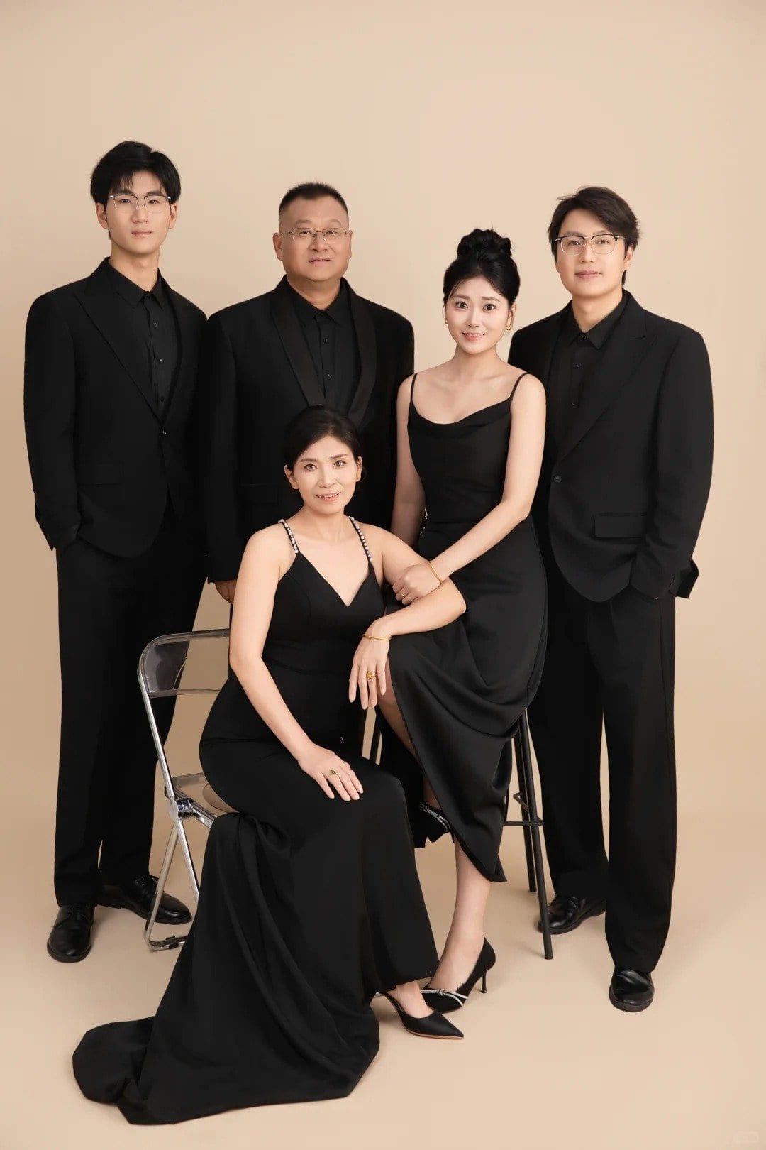 Cặp đôi trẻ nắm tay nhau cười rạng rỡ trong bộ ảnh kỷ niệm 1 năm ngày cưới tại Vinh do Khói Studio thực hiện