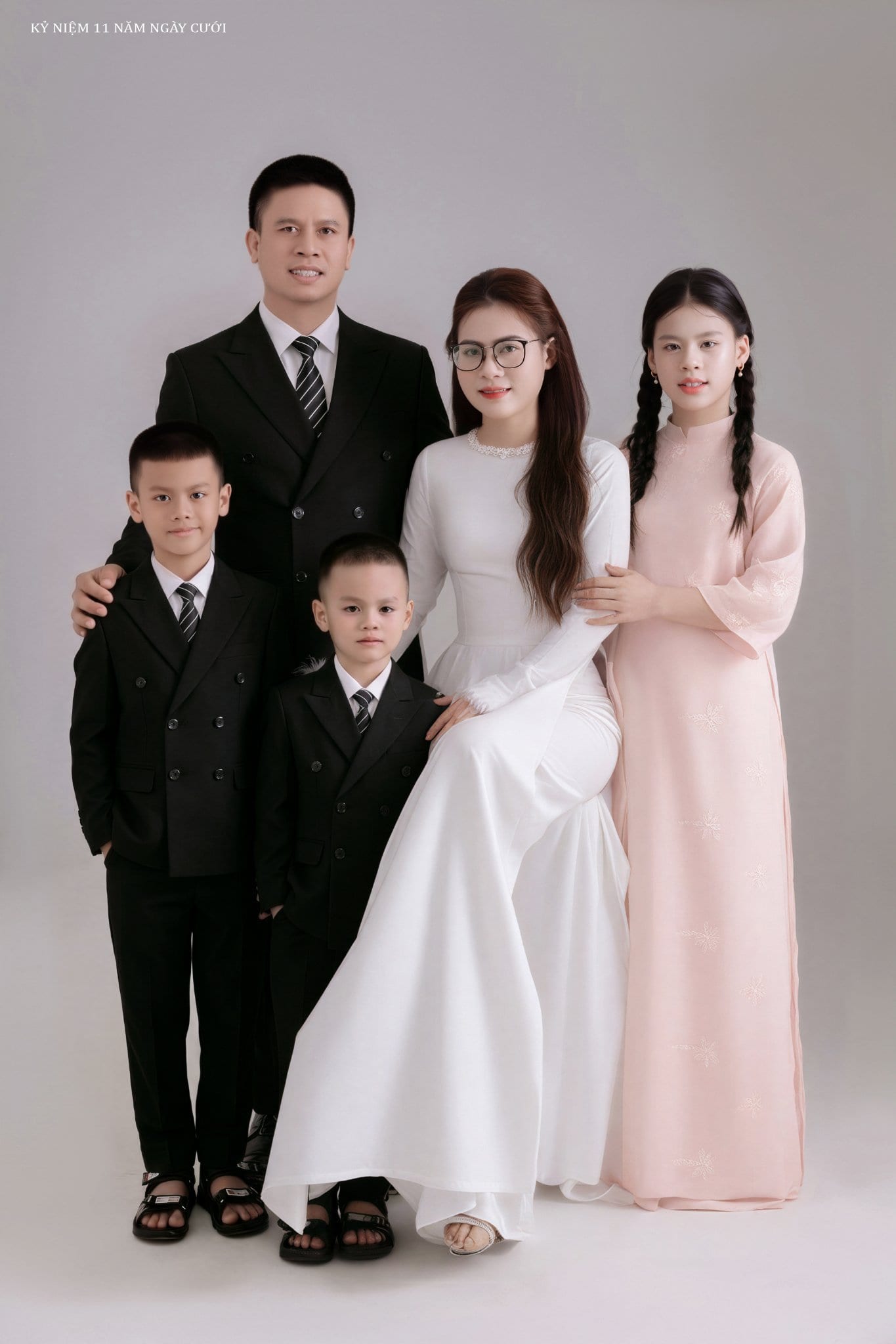 Cặp vợ chồng trẻ hạnh phúc xem lại album ảnh cưới kỷ niệm ngày cưới tại Khói Studio TP Vinh