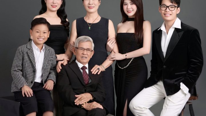 Ảnh chân dung gia đình nhiều thế hệ trong trang phục lịch sự, sang trọng được chụp tại studio.