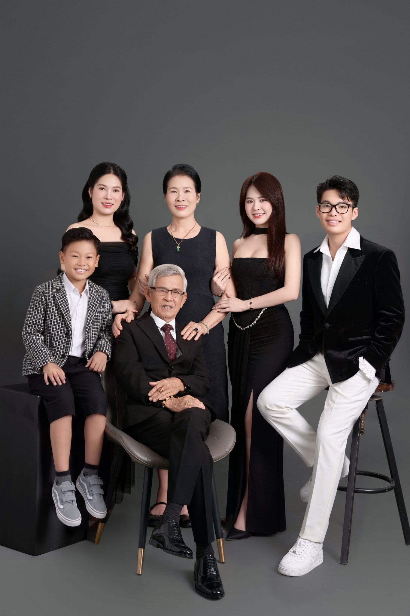 Cô dâu mặt tròn để kiểu tóc búi lơi thả vài lọn tóc mai tự nhiên tại Khói Studio TP Vinh