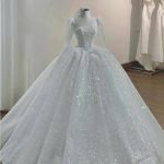Chiếc váy cưới màu trắng lấp lánh phong cách sang trọng được trưng bày trong studio.