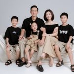 Ảnh chụp gia đình với trang phục tông màu đen và be đồng bộ trong studio.