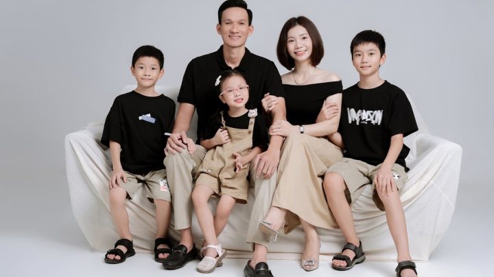 Ảnh chụp gia đình với trang phục tông màu đen và be đồng bộ trong studio.