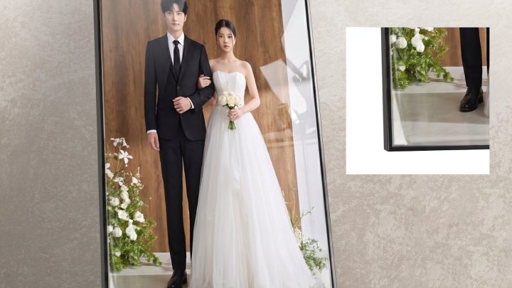 Ảnh cưới cặp đôi phong cách Hàn Quốc sang trọng được lồng khung đặt trên giá đỡ.